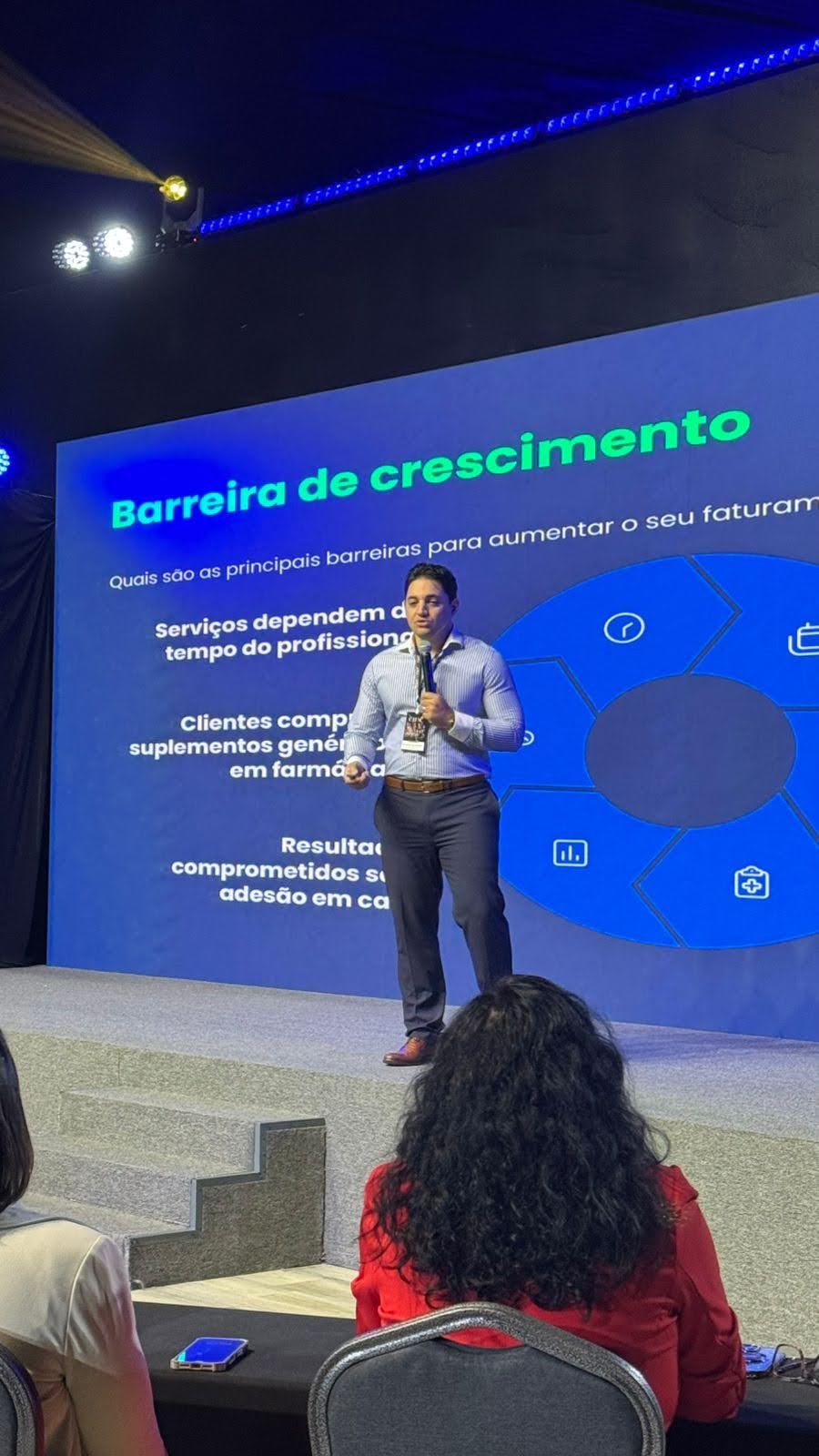 Professor Estevão Rui Calheirana em aula